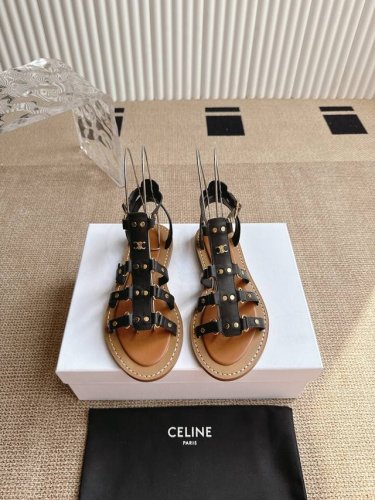 Celine 25Ss 新款凉鞋 这一季的赛琳又让我重新爱了它一次这季节美鞋太多 这款凉拖真是无敌好搭配 设计搭配经典的 Logo 作为点缀整体视觉特别耐看又好