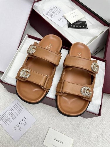 Gucci25Ss 春夏季新款 官网同步水钻 沙滩凉拖鞋 此款凉鞋以Gg帆布匠心打造，缀饰一眼可辨的双G标识，配以浅金色调配件，为整个设计注入一抹精致优雅气息。