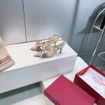 高品质出厂 顶级品质Valentino华伦天奴2025春夏专柜最新蝴蝶结尖头高跟后空凉鞋单鞋时装鞋 后空尖头配上优雅可爱撞色蝴蝶结 创新与经典巧妙的结合在一起