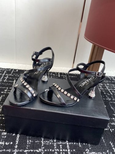 代购级 chanel 小香 25Ss 春夏新品度假 钻跟 钻扣 凉鞋 小香的一款全新设计 鞋面透明材质搭配双C 简约百搭上脚超级美的 怎么看都超美 鞋面 采用进