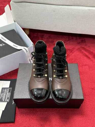 厂价 CHANE*｜小香24K秋冬新品 拼色系带雪地靴羊毛短靴 这款简直就是冬日行走的“小暖炉” 听说今年是冷冬 御寒神器一定要备好呀～ 选用进口澳洲羊毛 很暖