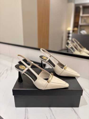 出厂价pp： Saint Laurent圣罗兰 Ysl25 新款高跟凉鞋 无论是派对还是通勤♀，一双合适的鞋子总能让你光彩照人。今天就向大家安利这款绝美高跟凉鞋