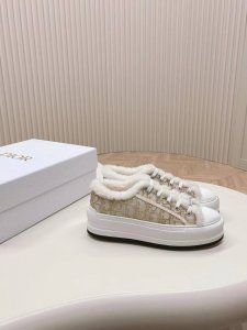 冬天来了~毛绒绒的dior运动鞋可以穿起来 Dior 迪奥 2024早春新品 经典厚底刺绣运动鞋，内里皮毛一体，兼具好看与保暖功能，Nice得很哦 增高效果也很
