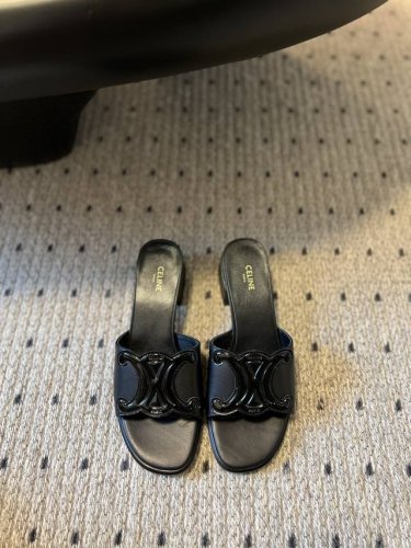 顶级品质 Celin* 赛琳早春春夏新品凯旋门罗马粗跟拖鞋 非常高级的一款凯旋门设计极具品牌辨识度，超级好看百搭，好少女 鞋面：进口漆皮 内里：进口山羊皮 大底