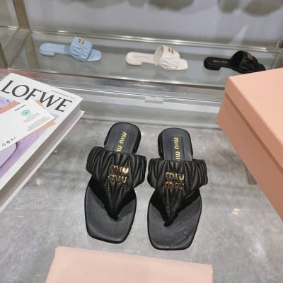 miumiu Ss春夏新款平底小羊皮凉鞋拖鞋 顶级版本 Zp开发 原版拆卸 对版菱格纹 秒杀市面普通版本，Miumiu真的太少女啦！小羊皮超级软糯 舒适度超高！