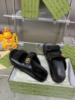 女款 P 男款 P 夏季新款女式双 G 凉拖鞋 该单品的灵感源自意大利海岸的夏季精神和海滩俱乐部，是 Gucci Lido 的一部分。该品牌以稻草为灵感的配饰以
