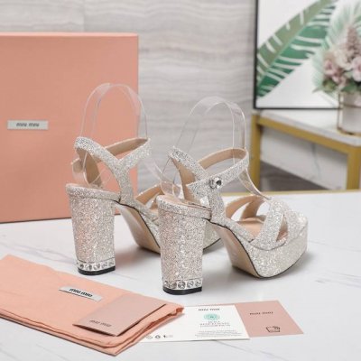 miumiuss最新款 国外供原板开模 跟高10Cm 水台3Cm 原板调楦 脚感线条都非常完美 面料：进口高级丝绸 内里 垫脚：羊皮 颜色六个颜色 大底：真皮大