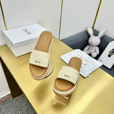 出厂价 Dior夏季糖果色厚底凉拖 这款 Dway 厚底凉拖来自 Dioriviera 限定系列，设计时尚休闲。自然色酒椰草和糖果色棉质鞋面饰以 Christi - 点击图像关闭
