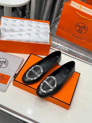 顶级版本2025早春单鞋Hermès ，版型做工材料升级。Hermes市场最高版本纯手工鞋 顶级产品爱马仕松糕鞋 早春新款原版一样， 师傅级纯手工打造 ！高端定