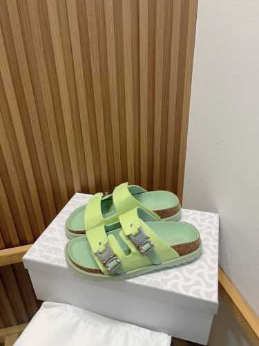 Birkenstock x Dior情侣款全球限量联名款，联名单品重新诠释 TOKIO 穆勒鞋和 MILANO 凉鞋这两款勃肯标志性单品，将实用功能与优雅风范相