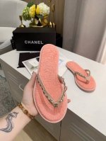 冲量价: Chanel 春季新款 牛仔 链条人字拖鞋 首发这个鞋我真心的心动 第一眼[惊讶]看到就喜欢，颜色清晰又仙气 而且有Chanel 家的经典元素链条搭配