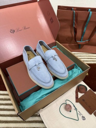 浅蓝 认准Lp诺悠翩雅顶级公司货 Loro Piana 女鞋 Lp经典半拖，舒适休闲的软皮平地鞋，采用柔软的无衬里绒面牛皮革制作，浅色橡胶鞋底，是Loro Pi