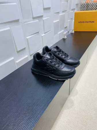 顶级版本 lv 路易威登 L家驴牌 最新Classic系列 厚底 休闲 运动鞋 原版购入开发 做货 这款Classic 运动鞋于 2025 秋冬男士系列初次亮相 - 点击图像关闭