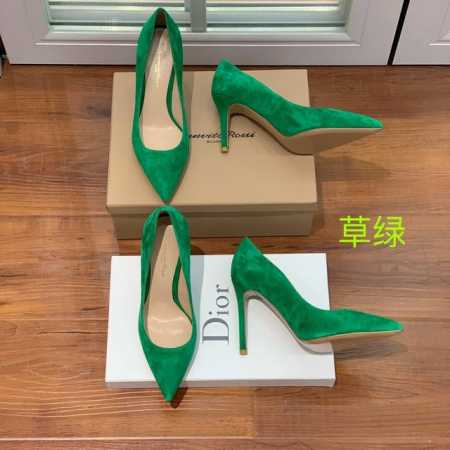 Gianvit* Ross* 经典单鞋。这款鞋一看都觉得女人味十足。喜欢细高跟的宝贝们有福利了。完美驾驭永不过时的款。 材质：1进口羊猄2漆皮3羊皮。羊皮内里及 - 点击图像关闭