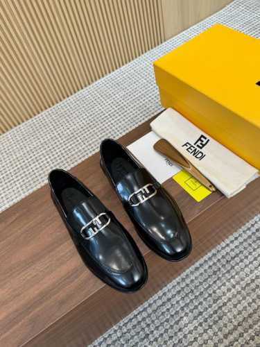 Fendi 芬迪男士商务休闲皮鞋 进口品牌布 小牛皮 开边珠 品牌Logo印花 -内里：舒适牛皮内里 -大底：真皮大底后跟植入橡胶底片，完美注塑 -超高品控 做