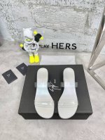 giusseppe Zanotti 春夏水晶高跟拖鞋 意大利超小众品牌，这个系列的拖鞋穿上去，真的有点小仙女的感觉！上脚自带滤镜效果，后跟上百颗超闪水钻，银色B