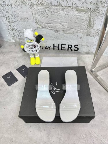 giusseppe Zanotti 春夏水晶高跟拖鞋 意大利超小众品牌，这个系列的拖鞋穿上去，真的有点小仙女的感觉！上脚自带滤镜效果，后跟上百颗超闪水钻，银色B