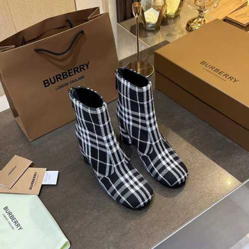 短靴马术灵感及踝靴，精选材质，搭配品牌 House 格纹裁片。 内衬：100%羊皮 靴底：橡胶， 靴跟高：7cm 靴筒高：10.5cm 靴口围：2 cm 码数3