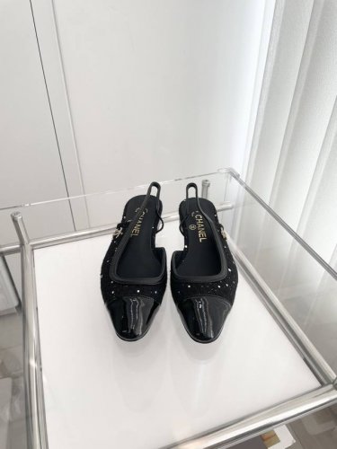 小香2024夏季新品 ～～～小香新款凉鞋！同原版1：1复制！非市场普通版本。 面料：织物or漆皮 内里：羊皮 跟高：1.8cm 大底：意大利皮底 码数：35-3