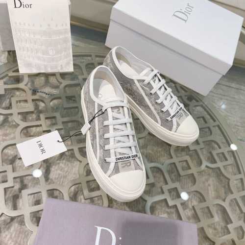 元 Dior 迪奥 春夏新款 刺绣花园鞋，原版复制，专柜包装，最高版本！ 面料：纯棉刺绣 垫脚：牛皮 内里：牛皮 大底：原版五角星大底 颜色：灰色 码数：35-