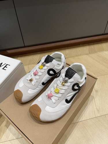 出厂 。 扣子+30 Loewe 25Fw New Arrival～罗意威2025早春新款情侣款运动鞋 Loewe这款芭蕾运动鞋超火超可爱哦！鞋面采用牛皮+布料