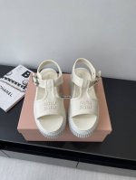 miumiu缪缪 春夏新品走秀款饼干凉鞋 厚底鞋 简约的运动板鞋设计 极具辨识度的鞋舌 打造佛系甜美的休闲风 上脚气场十足随意搭配 长裙，短裙，短裤，穿出与众不
