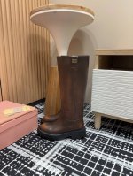 皮里 -毛里 - 24Ss秋冬新款Miumiu 厚底长靴毛里骑士靴 这款靴子采用特殊的双色蜡处理工艺实现蜡的不均匀分布，打造出精细而自然的双色调效果。羊毛衬里彰
