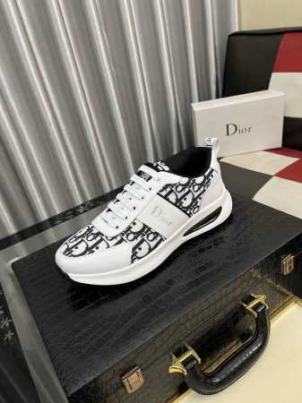 出厂价Pp： 迪奥Dior 新款休闲鞋，必爆款 ，采用潮流时尚鞋 最新爆款鞋面采用进口牛皮+专用印花面料拼接设计 ，羊皮垫脚，舒服橡胶大底 上脚轻巧舒适 实物更 - 点击图像关闭