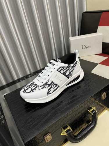 出厂价Pp： 迪奥Dior 新款休闲鞋，必爆款 ，采用潮流时尚鞋 最新爆款鞋面采用进口牛皮+专用印花面料拼接设计 ，羊皮垫脚，舒服橡胶大底 上脚轻巧舒适 实物更