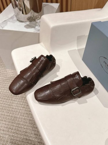 半拖 乐福鞋 PRADA 普拉达25ss新品复古走秀流苏乐福鞋半拖鞋系列流苏搭配雕花工艺设计网红ins热捧 复古又时尚上脚非常舒适又百搭！鞋面采用进口小牛皮内里