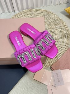 Miumiu 缪缪新款 钻扣拖鞋 高品质闭眼入 采用羊皮 真丝鞋面 人工缝线褶皱 弹力皮垫脚更加柔软舒服 施华洛世奇水钻扣 巨闪 原版真皮大底 size:# 3