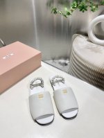 出厂 缪缪2025早春走秀新款一脚蹬懒人拖鞋 官方春夏走秀新款 时髦百搭 无论光脚穿还是搭配袜子穿都超级百搭 原版一比一开发 鞋面 定制进口牛皮 内里 羊皮 鞋