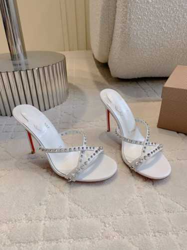 出厂价 Christian Loubouti* 新款铆钉红底高跟拖鞋 野性与性感之美 流畅的曲线勾勒曼妙风情 尽显性感风姿 万年经典款 鞋面羊皮原版铆钉 内里垫
