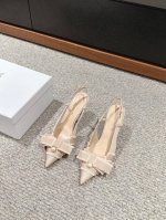 顶级品质 Dior Ss24 New Arrival～ Cd家蝴蝶结珍珠 后空凉鞋 Cd倾情呈献 Adiorable高跟鞋 黑色流苏罗缎鞋面尽显时尚格调 J点缀
