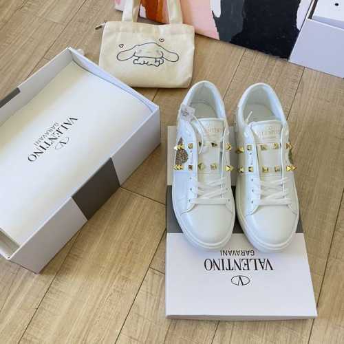 出厂 Valentino 华伦天奴顶级专柜 官网同步 独家首发 Valentino华伦天奴 情侣限定 专柜新配色 小红书热搜新款 同款明星穿搭 原版开模 代购版