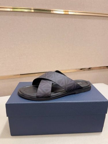 工厂p价 专柜同步Dior 迪奥 顶级代购新款拖鞋同步发售。意大利进口原单材料。全进口羊皮内里，鞋底：原厂特供原版底，独家活动成型底超级舒适，原厂跟单货，高品质