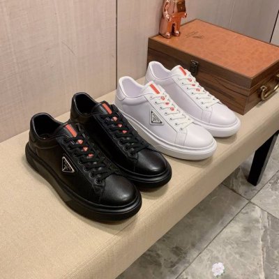 新款: 厂价: 普拉达PRADA* 最新爆款休闲鞋，顶端品牌奢侈～代购，顶级～质量。鞋面選用进口透气牛皮搭配材质透气羊皮垫脚 精细做工。原版个性时尚柔软橡膠耐磨