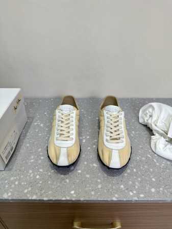Maisonmargiela Mm6 25Ss新款 德训休闲鞋 上脚很百搭哦，也很随脚舒适，这一款德国训练鞋延续了经典的T形真皮拼接设计 头层牛皮柔软细腻的特点 - 点击图像关闭