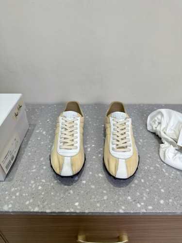 Maisonmargiela Mm6 25Ss新款 德训休闲鞋 上脚很百搭哦，也很随脚舒适，这一款德国训练鞋延续了经典的T形真皮拼接设计 头层牛皮柔软细腻的特点