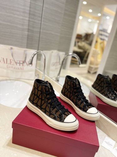 Valentino V家专柜最新款 V标志高帮情侣款运动鞋， 欢迎对比 舒适好穿楦型与专柜一致。Tpu组合大底 女：标准码35-40 41.42 定制 男：标准