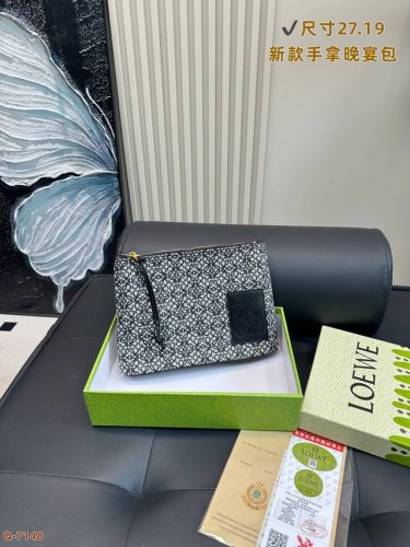配礼盒 Loewe罗意威新款帆布手拿包晚宴包 满Logo帆布手包，加宽底座空间超大，满足日常所需～简单大方，手感超好！！ 尺寸27.19