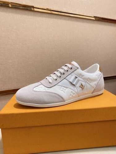 工厂价: LV 路易威登。最新潮鞋休闲鞋实体店爆款38-44码。 新品春夏季舒适进口定制原版牛皮，独特提花面料元素设计。搭配羊皮内里，Lv原版底，高端包装高品质