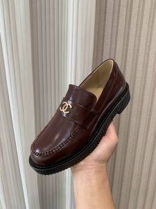 chane* ｜小香经典拼色双C 乐福鞋单鞋 乐福鞋爱好者绝不能错过 这款气质上更中性帅气几分 线条感很足 鞋面采用进口小牛皮 牛油 内里垫脚采用丝绸羊皮 意大