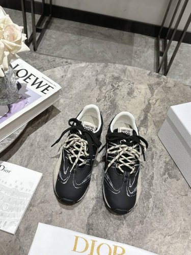 情侣款 Dior迪奥春夏走秀款涂鸦素描德训鞋 阿甘鞋 原版购入开发 25Ss春夏秀场出镜率最高的单品 这双鞋改变了之前印象中的阿甘鞋单一的设计风格 保留着原本的