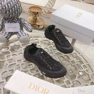 Dior老花字母绑带休闲运动鞋 低帮 高邦 此款休闲鞋采用印花网眼织物精心制作，搭配同色调软橡胶大底，大底侧边饰以品牌logo，打造经典造型。穿着舒适，可搭配各