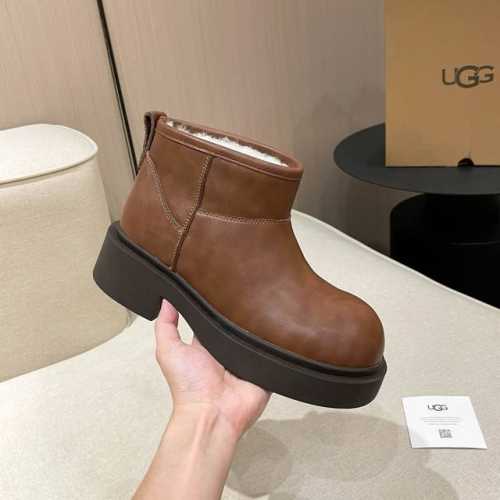 UGG. 2024新品工装马丁羊毛靴 秋冬必有入单品 高冷可爱个性十足 面料：头层牛皮皮材质 内里：纯羊毛 大底：橡胶防滑耐磨 颜色：黑色，白色，啡色 牛皮 S