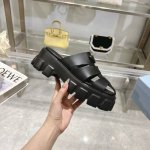 出厂价Pp： 普拉达 最新春夏 编织超轻橡胶凉鞋 E64 厚底鞋底搭配橡胶鞋面， 标志性金属三角标 码数：35-40码