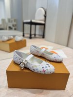 出厂价pp： Lv 路易威登 25早春新款 顶级版本原版一致 专柜主打最新款 Lv X Tm Romy 村上隆联名款芭蕾鞋 硬货上新精美四角花扣件 Bs代购级别