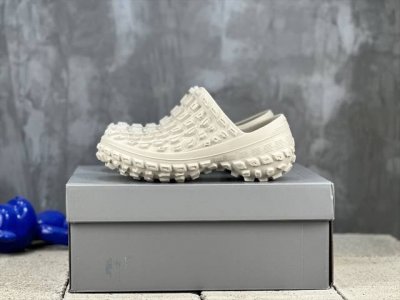 460 Balenciaga Defender轮胎拖鞋 23Ss春夏走秀款 Clog拖鞋造型 轮胎纹路直白的体现在鞋面和大底位置中 极具造型辨识度 鞋面材质橡胶