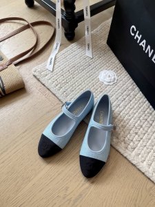 chanel 25S早春新款玛丽珍小单鞋！ 顶级版本！这一季的玛丽珍真的太仙了~ 鞋型友好修饰脚型 内里菱格很高级而切很软脚感完美 鞋面灯芯绒拼接布 羊皮面 垫